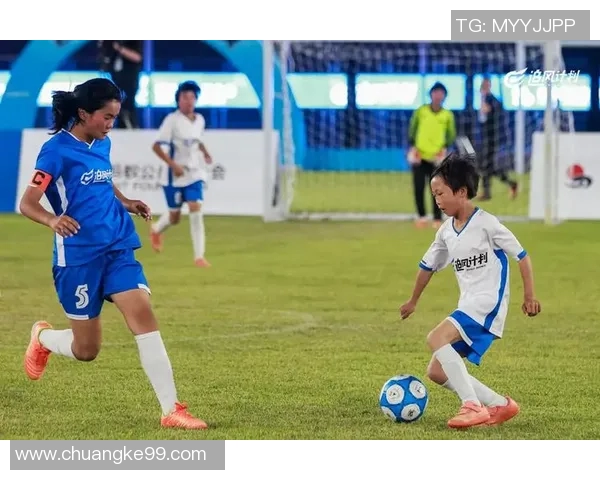 追逐足球明星的梦想终于实现了我的奋斗与坚持换来了成功的喜悦